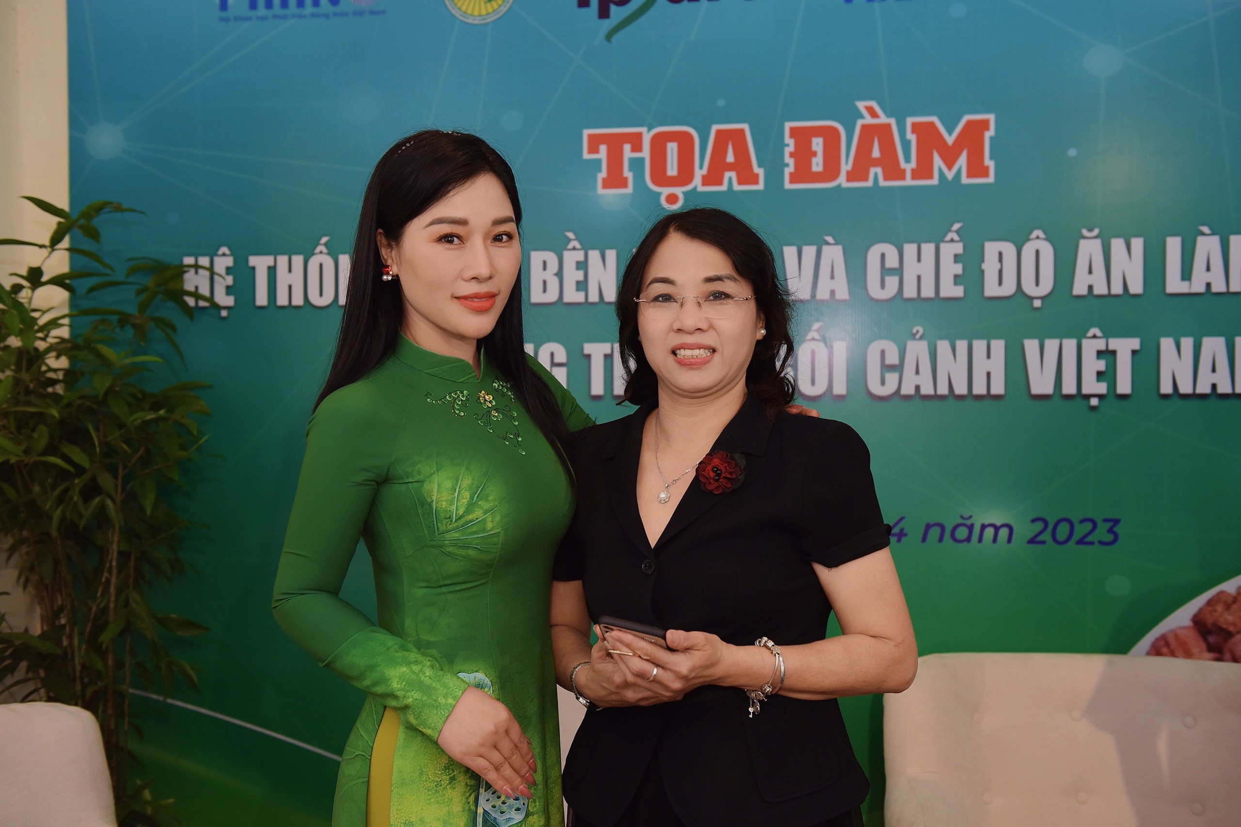 Nhà báo Hoài Anh
