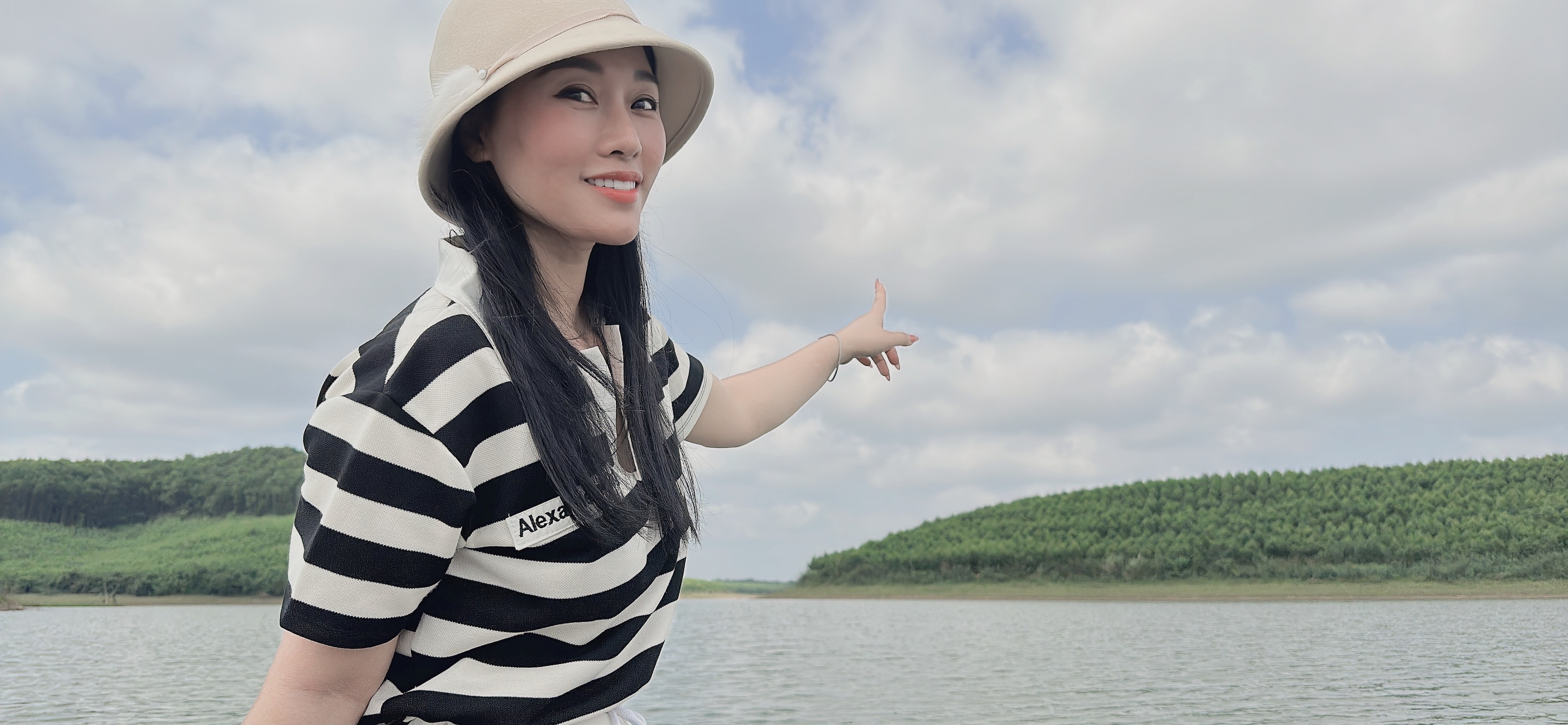 Con sông tuổi thơ tôi